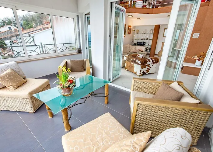Luxury Penthouse Prestige Near The Sea 아파트 *