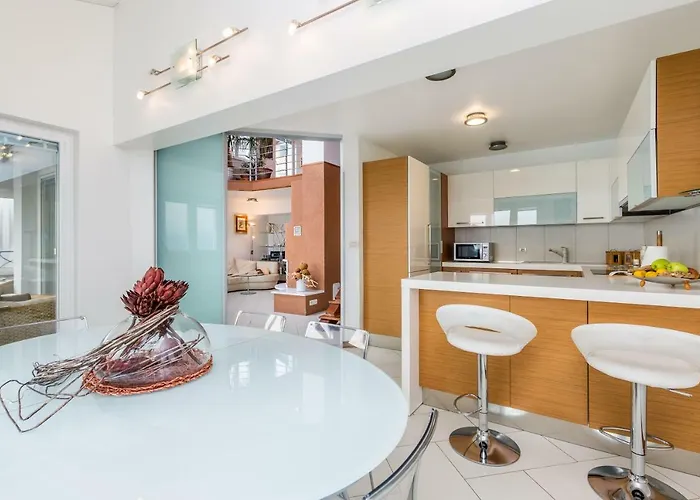 아파트 Luxury Penthouse Prestige Near The Sea *