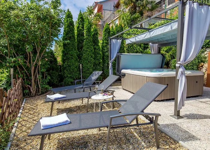 Luxury Penthouse Prestige Near The Sea 오파티아